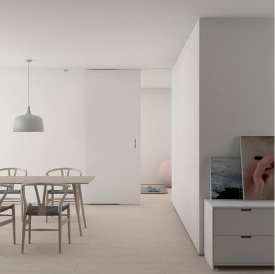 Interior con cielo raso blanco