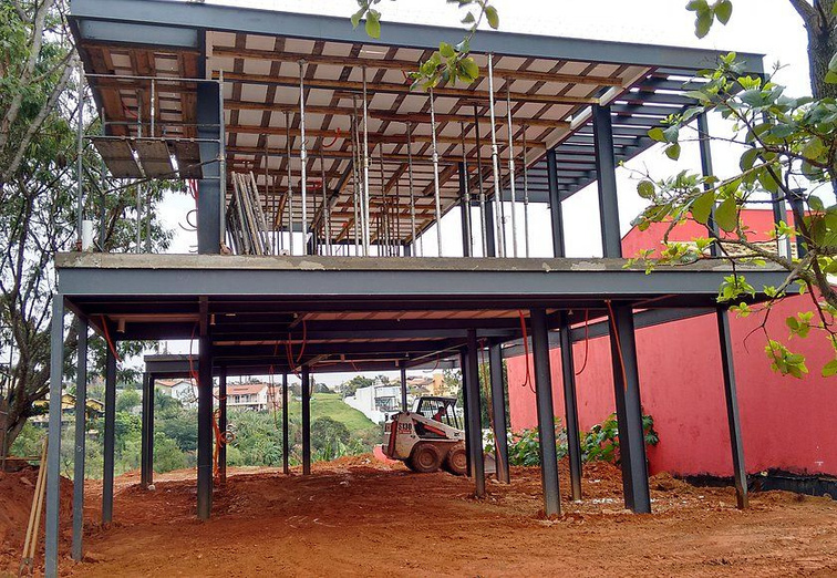 Estructura de acero elevada